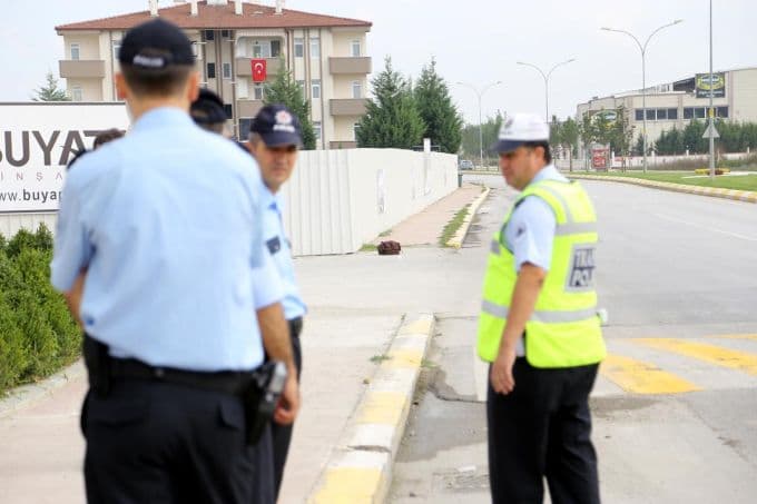 Şüpheli çanta polisi alarma geçirdi