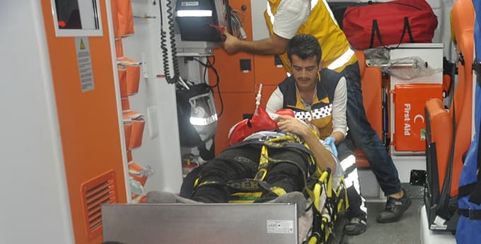Akyazı'da otomobil bariyerlere çarptı: 1 ölü, 3 yaralı 