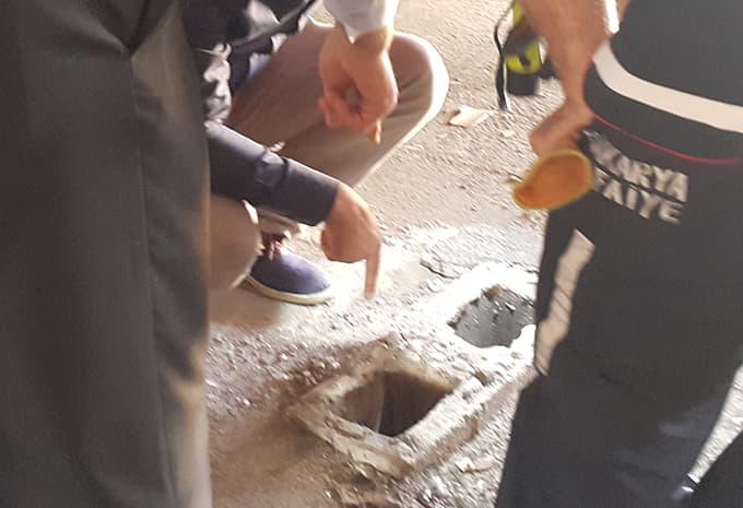 Bacaya sıkışan kediyi itfaiye personeli kurtardı