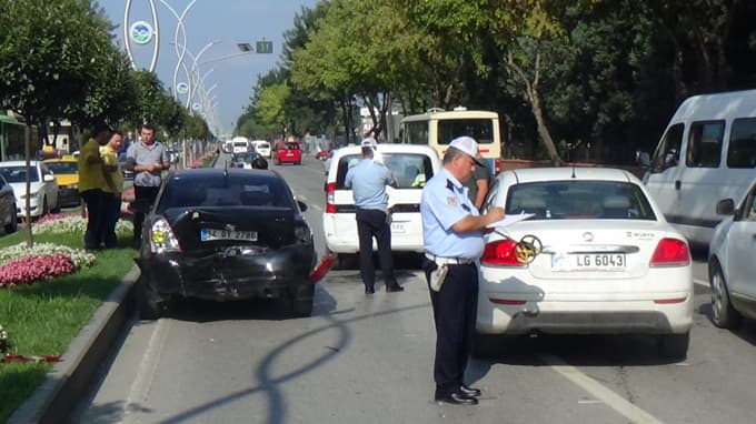 Adnan Menderes Caddesi'nde zincirleme trafik kazası