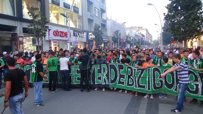 Taraftarlar Sakaryaspor'a destek için yürüdü