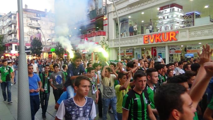 Taraftarlar Sakaryaspor'a destek için yürüdü