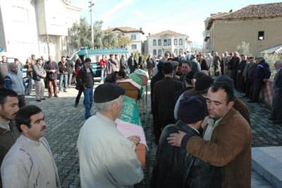 Pamukova'da Öldürülen 3 Kişi Toprağa Verildi
