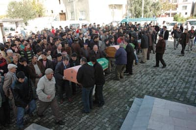 Pamukova'da Öldürülen 3 Kişi Toprağa Verildi
