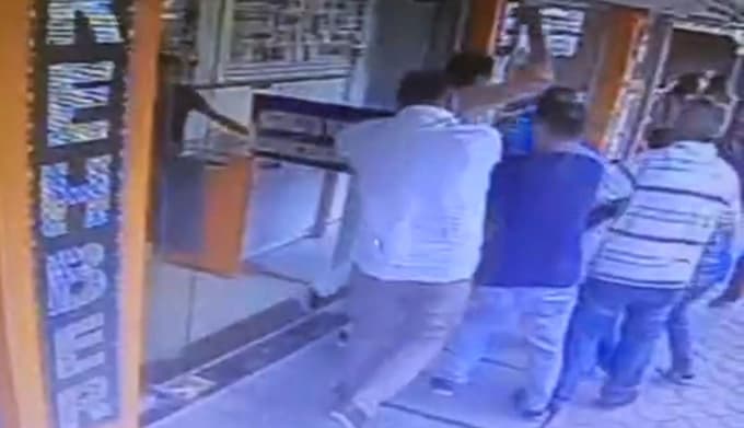 Kız çocuğuna tacizde bulanan şahsı linç etmek istediler