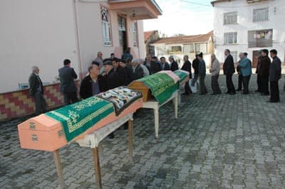 Pamukova'da Öldürülen 3 Kişi Toprağa Verildi