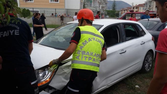 İki otomobil kafa kafaya çarpıştı: 3 yaralı!