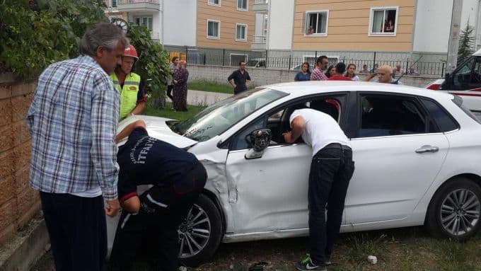 İki otomobil kafa kafaya çarpıştı: 3 yaralı!