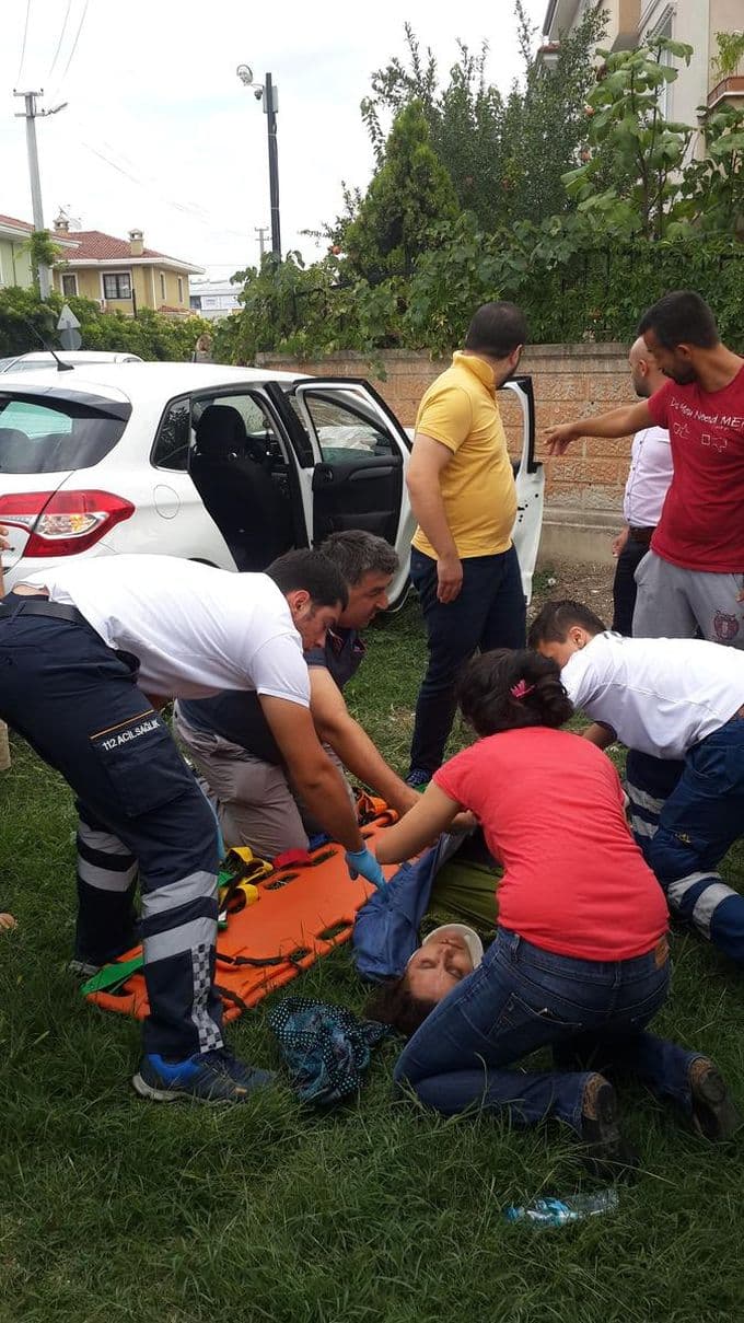İki otomobil kafa kafaya çarpıştı: 3 yaralı!