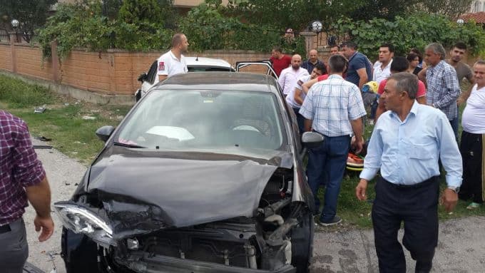 İki otomobil kafa kafaya çarpıştı: 3 yaralı!