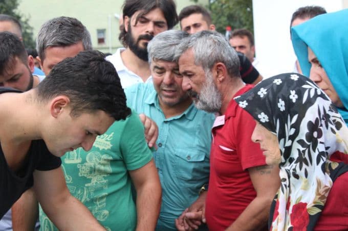 Bayram alışverişinden dönen gençler hayatını kaybetti