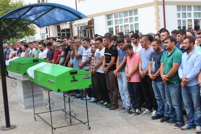 Bayram alışverişinden dönen gençler hayatını kaybetti