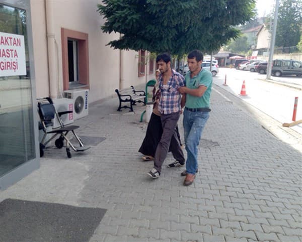 Kurban yerine kendilerini kesenler acil servislere koştu!