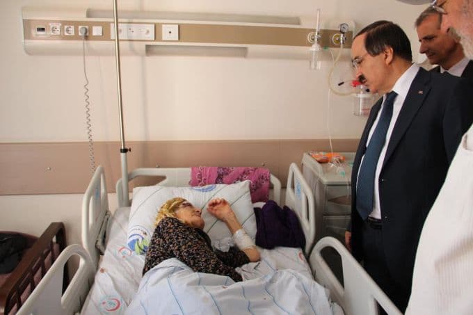 Vali Coş'tan hastalara bayram ziyareti