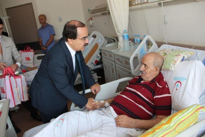 Vali Coş'tan hastalara bayram ziyareti