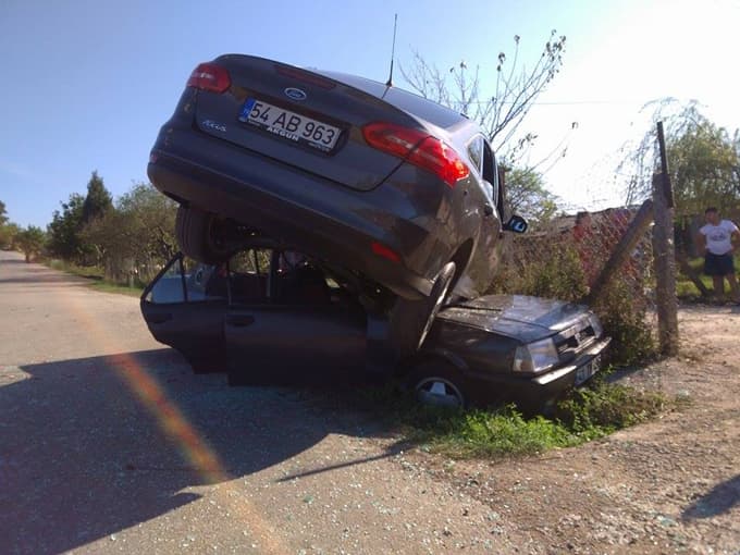 Otomobil, çarpıştığı otomobilin üzerine çıktı: 1 yaralı