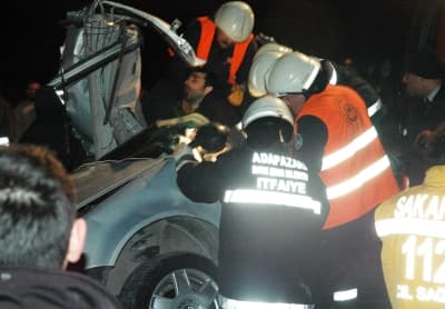 <p><font face="arial,helvetica,sans-serif" size="2"><strong>Alkol Yine Can Aldı</strong></font></p><p><font size="2"><font face="arial,helvetica,sans-serif"><font color="#333399">Adli Tıp Raporu'dan gelen bilgiler doğrultusunda hatalı olduğu kesinleşen Şaban Dinek'in alkoll&uuml; olduğu</font> ve kendi şeridinde seyreden Sonad Aka'nın aracına arkadan &ccedil;arparak kazaya sebebiyet verdiği anlaşıldı.</font></font></p><p><font face="arial,helvetica,sans-serif" size="2"><strong>Kimsenin Canı Yanmasın</strong></font></p><p><font face="arial,helvetica,sans-serif" size="2"><font face="arial,helvetica,sans-serif">Kazada hayatının kaybeden Sonad Aka'nın acılı ailesi: <font color="#333399">&quot;Y&uuml;ce T&uuml;rk Adeleti'ne g&uuml;veniyoruz. Bu tarz &uuml;z&uuml;c&uuml; olayların bir daha yaşanmamasını ve sanığın hakettiği cezaya &ccedil;apttırılması&nbsp;istiyoruz. Bizim gibi kimsenin canı yanmasın.&quot;</font> şeklinde konuştu.</font> </font></p>