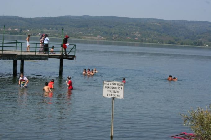 Sapanca Gölü'nde iki farklı tabela kafa karıştırıyor