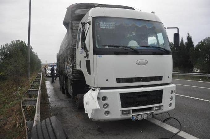 Emniyet şeridinde feci kaza: 2 ölü, 4 yaralı!