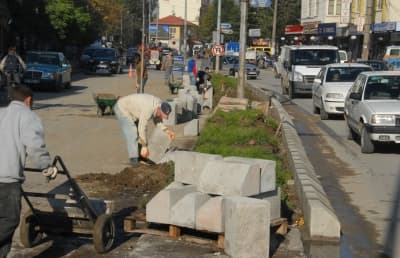 <font face="Arial" size="2">Kuzuluk Caddesi'ndeki &ccedil;alışmalar hakkında teknik bilgiler veren B&uuml;y&uuml;kşehir Belediyesi &Ccedil;evre Koruma ve Kontrol Daire Başkanı Erdoğan Şenol, 1100 metrelik alanda orta ref&uuml;j d&uuml;zenleme &ccedil;alışması yaptıklarını s&ouml;yledi. Erdoğan Şenol, <font color="#333399">&quot;Başkanımız Aziz Duran'ın talimatıyla burada &ccedil;alışmalara başladık. &Ccedil;alışmamız S&uuml;leymaniye Camii'nden başlıyor, Hastane Sapağı'nda sona eriyor. Bu alanda 2200 metre bord&uuml;r d&ouml;ş&uuml;yoruz. 1750 metrekare &ccedil;im seriyoruz. Ayrıca orta ref&uuml;jlerde s&uuml;s bitkisi ve &ccedil;alı dikimi de ger&ccedil;ekleştiriyoruz. Bayrama kadar bu &ccedil;alışmaları tamamlama gayreti i&ccedil;erisindeyiz. Bu cadde &ouml;nceki halinden &ccedil;ok daha g&uuml;zel olacak.&quot;</font> dedi.</font>