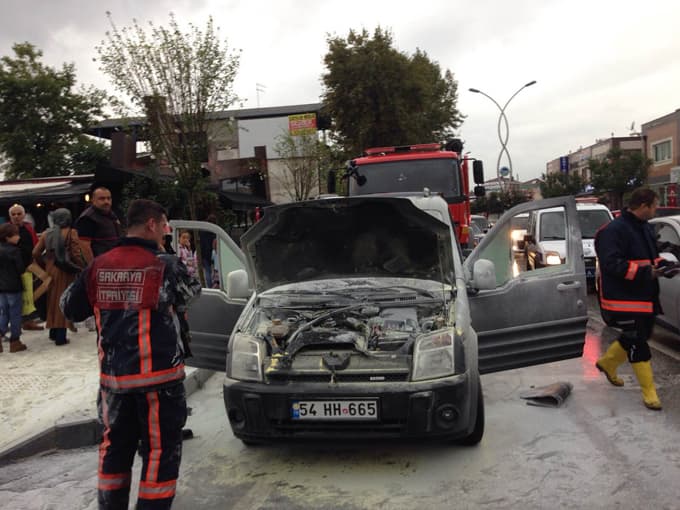 Yanan otomobili itfaiye ekipleri söndürdü