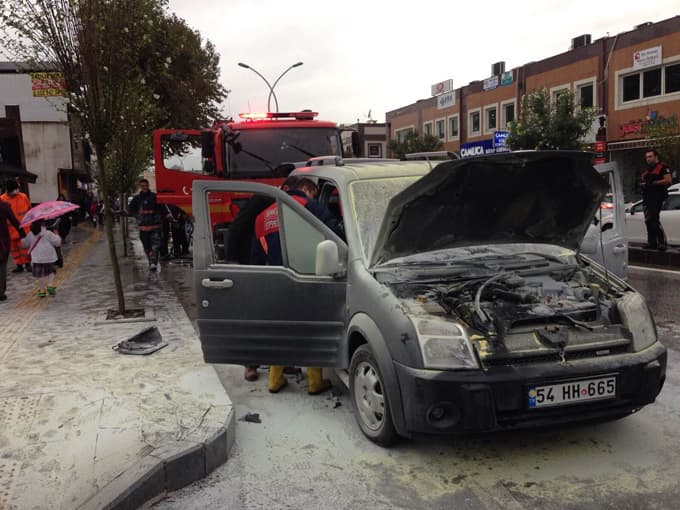 Yanan otomobili itfaiye ekipleri söndürdü