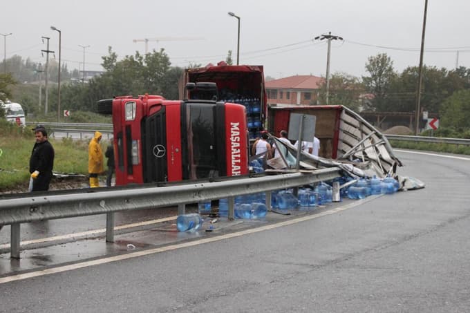 TIR devrildi, yol ulaşıma kapandı