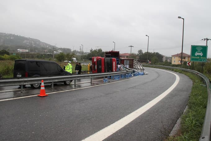 TIR devrildi, yol ulaşıma kapandı