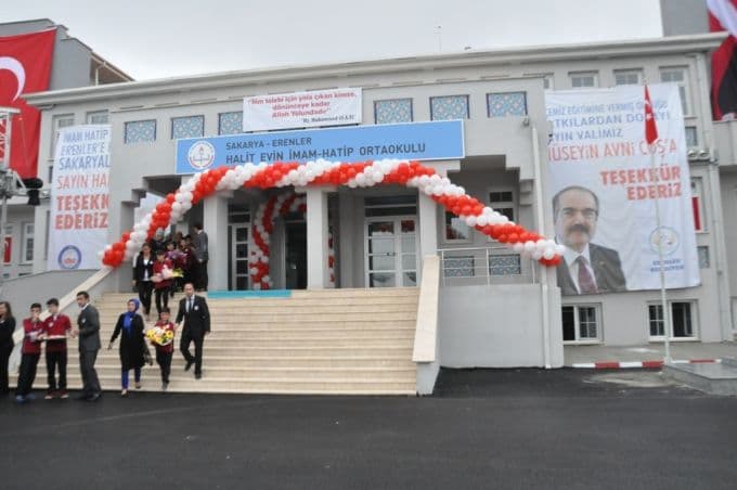 Olaylı okulun açılışı yapıldı