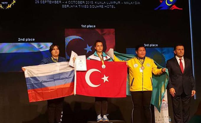 Aysu bilek güreşinde dünya şampiyonu oldu
