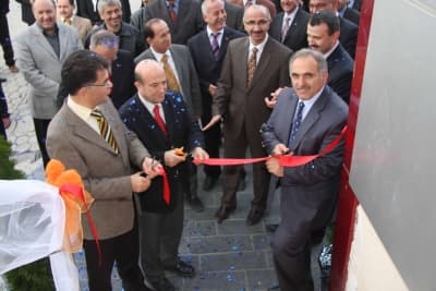 <p><font face="arial,helvetica,sans-serif" size="2"><strong>Yeni Bir Ufuk</strong></font></p><p><font face="arial,helvetica,sans-serif" size="2">Fatih Yal&ccedil;ınkaya&acute;nın işletmeciliğinde hizmete a&ccedil;ılan dersane t&ouml;reninde bir konuşma yapan Hendek Belediye Başkanı Ali İnci, <font color="#333399">&quot;Biz, Hendek&acute;imizde yabancı dilin &ouml;nemini bilerek, ge&ccedil;miş olduğumuz yılda Hendek İl&ccedil;e Kaymakamlığı, il&ccedil;e milli eğitim m&uuml;d&uuml;rl&uuml;ğ&uuml; ve Hendek Belediyesi olarak ortak proje y&uuml;r&uuml;tt&uuml;k. Bu projemize yaklaşık 1200 kişi katıldı ve yapılan imtihan sonucu &uuml;st d&uuml;zeyde başarı g&ouml;steren 20 &ouml;ğrenci, 5 &ouml;ğretmen ve iki okul m&uuml;d&uuml;r&uuml;m&uuml;z&uuml; İngiltere seyahatine g&ouml;nderdik.Yabancı dili Hendek&acute;li &ouml;ğrencilerimiz &ouml;ğrenmek zorundadır. &Ccedil;&uuml;nk&uuml; global bir d&uuml;nyada artık sınırların kalktığı, &uuml;lkelerin i&ccedil; i&ccedil;e girdiği g&uuml;n&uuml;m&uuml;zde d&uuml;nyanında ortak dili olan İngilizceye Hendek&acute;imizde ayrı bir &ouml;nem verdik. A&ccedil;ılışını yaptığımız yabancı dil eğitim merkezi Hendek&acute;imize yeni bir ufuk a&ccedil;acaktır. Biz belediye olarak elimizden gelen yardımları yaptık ve eğitim m&uuml;cadelesinde yardımlarımız devam edecektir&quot;</font> diyerek hayır olsun temennisinde bulundu.</font></p><p><font face="arial,helvetica,sans-serif" size="2"><strong>Dualar Eşliğinde</strong></font></p><p><font face="arial,helvetica,sans-serif" size="2">Konuşmaların ardından Hendek&nbsp;M&uuml;ft&uuml;s&uuml; Ş&uuml;kr&uuml; Balkan tarafından dua okundu ve Sakarya Vali Yardımcısı Şerefnur Oktay,&nbsp;Hendek Kaymakamı Harun Kaya, Belediye Başkanı Ali İnci &uuml;&ccedil;l&uuml;s&uuml; tarafından kurdela kesimi yapılarak eğitim merkezi gezildi.</font></p><p><font face="arial,helvetica,sans-serif" size="2"><strong>İnci&acute;ye S&uuml;rpriz</strong></font></p><p><font face="arial,helvetica,sans-serif" size="2"><font color="#333399">Eğitim merkezi işletmecisi Fatih Yal&ccedil;ınkaya tarafından Başkan İnci&acute;ye İngilizce mektubun T&uuml;rk&ccedil;e &ccedil;evrimi tablo hediye edildi.</font> Sınıfları gezen heyete Fatih Yal&ccedil;ınkaya tarafından slayt eşliğinde brifing verilerek eğitim merkezinin işleyişi anlatıldı. Ziyaret, misafirlere yapılan ikramlarla son buldu. A&ccedil;ılışı yapılan İngilizce eğitim merkezin her biri onar kişilik 7 sınıftan oluşuyor.</font></p>