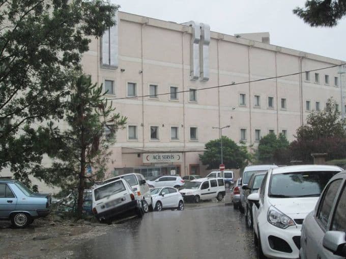 Acil önüne park eden sürücüler, bıktırdı