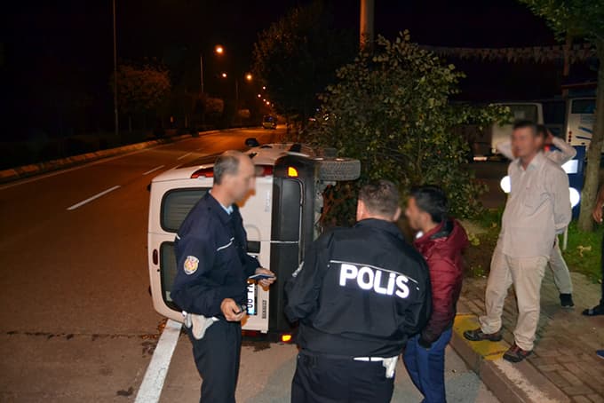 Devrilen araçtan burnu bile kanamadan çıktı