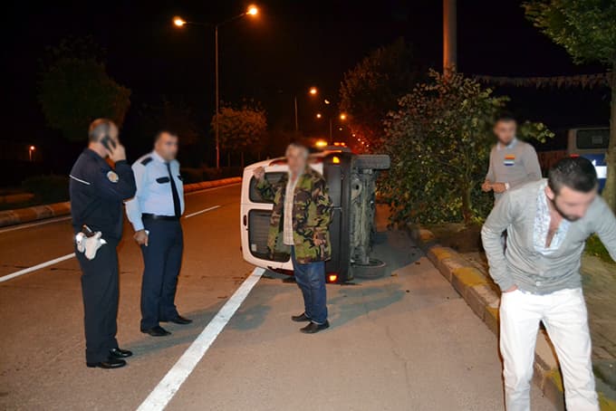 Devrilen araçtan burnu bile kanamadan çıktı