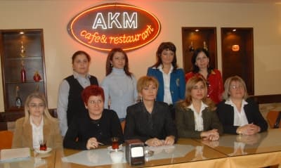 <font size="2"><font face="Arial">A&ccedil;ıklamada şu g&ouml;r&uuml;şlere yer verildi: <font color="#333399">&quot;Toplumsal cinsiyet eşitliği hedefine ulaşmada en &ouml;nemli engellerden biri kadına y&ouml;nelik şiddettir ve &ouml;nemli bir sorun olarak varlığını s&uuml;rd&uuml;rmektedir. Kadına karşı uygulanan şiddetin ekonomik, sosyal, coğrafi sınırı bulunmamakta, şiddet toplumsal cinsiyet eşitsizliğini hem yansıtmakta hem de &uuml;retmekte ve desteklemektedir. Kadına karşı şiddet ile m&uuml;cadele edilmesini sağlayacak toplumsal bilincin oluşması ve kurumsal yapıların nitelik ve sayısal olarak yeterliliği i&ccedil;in gerek ulusal gerekse uluslararası d&uuml;zeyde artan b&uuml;t&uuml;nl&uuml;kl&uuml; &ccedil;abalara ihtiya&ccedil; vardır.&nbsp; Kadına y&ouml;nelik şiddetin &ouml;nlenmesi kamu kurumları, yerel y&ouml;netimler, medya, sivil toplum kuruluşlarının katılımı ile ger&ccedil;ekleşecektir. &Ouml;ncelikli olarak toplumsal duyarlılığın artırılarak, kadına y&ouml;nelik şiddetin her t&uuml;r&uuml;ne ilişkin farkındalık yaratacak &ccedil;abaların oluşumuna toplumun her kesiminin katkısının alınması gerekmektedir&quot;</font></font></font>