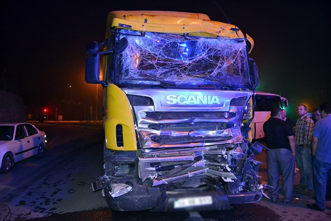 Fabrika işçilerini taşıyan midibüs kaza yaptı