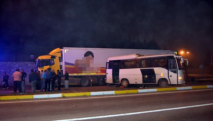 Fabrika işçilerini taşıyan midibüs kaza yaptı