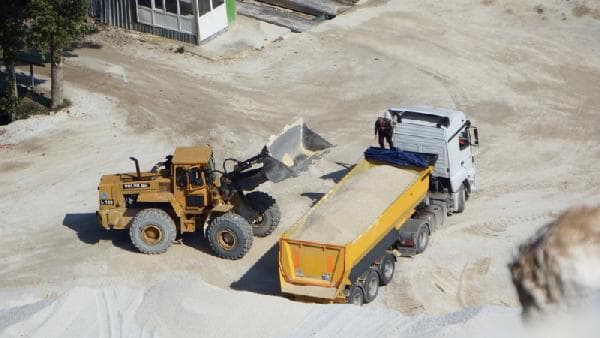 Taş ocağına gömülü 200 ton atık İzaydaş'a götürüldü