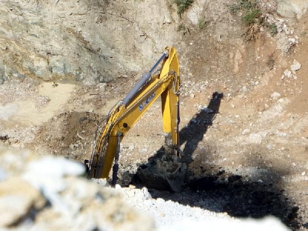 Taş ocağına gömülü 200 ton atık İzaydaş'a götürüldü