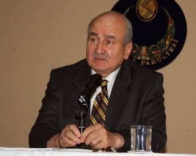 <p><font face="arial,helvetica,sans-serif" size="2">ise d&uuml;nyanın bir &ccedil;ok b&ouml;lgesinde bulunan T&uuml;rk okullarından &ouml;vg&uuml;yle bahsetti. Ayta&ccedil;, yurt dışında faaliyet g&ouml;steren T&uuml;rk okullarının T&uuml;rk eğitim sistemini adeta d&uuml;nya eğitim sistemi haline getirdiğini ve bu konuda g&uuml;zel &ccedil;alışmalar yaptığını s&ouml;yledi. Bu okulların bulundukları &uuml;lke insanına en g&uuml;zel eğitimi vermek i&ccedil;in gayret g&ouml;sterdiklerini anlatan Ayta&ccedil;, bu &ccedil;alışmanın taktire değer olduğunu kaydetti. &Ouml;ğretmenliğin bir sevgi mesleği olduğunu ifade eden Ayta&ccedil;, şu tavsiyelerde bulundu: <font color="#333399">&quot;&Ouml;ğrencilerinizi sevin. Daha ilk g&uuml;nd&uuml;n ismini &ouml;ğrenin ve ismiyle &ccedil;ağırın. Bu &ouml;ğrencinin size karşı sevgisini artıracak size bağlanacaktır. Sizi hayat boyu unutmayacaktır. Sabırlı olun. Bir &ouml;ğrenci hata yaptığında &ccedil;ok sert bir şekilde azarlamayın, genel olarak uyarın. Eğer olumsuzluklar devam ediyorsa, &ouml;ğrencileri arkadaşlarının g&ouml;z&uuml; &ouml;n&uuml;nde kırmak, bağırmak &ccedil;ağırmak yerine, birebir g&ouml;r&uuml;ş&uuml;n. &Ouml;ğrencilerinizi dinleyin ve &ouml;nyargılı olmayın. Neşeli ve g&uuml;ler y&uuml;zl&uuml; olun. Kendinizi &ccedil;ok iyi yetiştirin.&quot; </font></font></p>