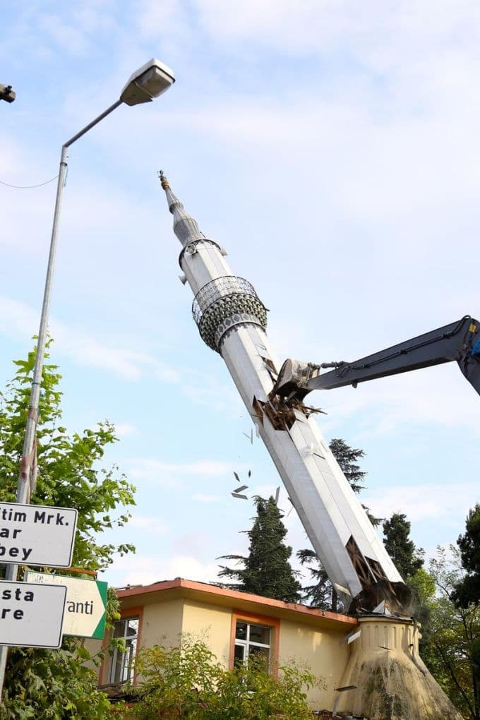Kıblesi yanlış yapılan cami 61 yıl sonra yıkıldı