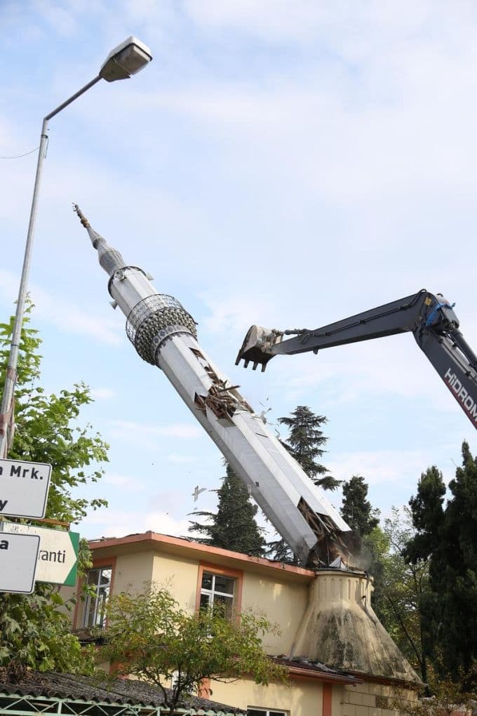 Kıblesi yanlış yapılan cami 61 yıl sonra yıkıldı