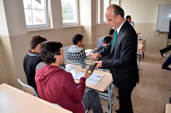 Öztürk, öğrencilere Kuran-ı Kerim dağıttı 