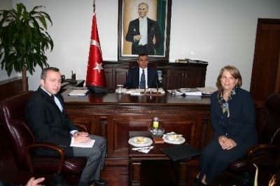 <p><font face="arial,helvetica,sans-serif" size="2"><strong>Soruları Yanıtladı</strong></font></p><p><font face="arial,helvetica,sans-serif" size="2">Orman Park'ta &ccedil;ay i&ccedil;en ve Kent Parkı gezen Wiener, daha sonra Sakarya B&uuml;y&uuml;kşehir Belediyesi ile Sakarya Ticaret ve Sanayi Odası'na da ziyaret etti.&nbsp; <br /><br /></font><font face="arial,helvetica,sans-serif" size="2">Ziyarette bir basın mensubunun<strong> '11 Eyl&uuml;l saldırılarından sonra T&uuml;rkiye'de artan Amerikan karşıtlığının Obama d&ouml;neminde azalma ihtimali var mı?</strong>' sorusu </font><font face="arial,helvetica,sans-serif" size="2">&uuml;zerine Wiener, şunları s&ouml;yledi: <font color="#333399">&quot;&Ouml;ncelikle benim izlenimim şudur; 11 Eyl&uuml;l'den &ouml;nce ve 11 Eyl&uuml;l'den sonra Amerika Birleşik Devletleri ile T&uuml;rkiye'nin ilişkileri &ccedil;ok kuvvetli olmuştur. Bir </font></font><font color="#333399"><font face="arial,helvetica,sans-serif" size="2">&ouml;rnek vermek gerekirse, Avrupa &uuml;lkeleri i&ccedil;erisinde Amerika'ya en &ccedil;ok &ouml;ğrenci g&ouml;nderen &uuml;lke T&uuml;rkiye'dir. Bunun yanında &ouml;zellikle bu Amerikan se&ccedil;imlerinin &ccedil;ok </font><font face="arial,helvetica,sans-serif" size="2">tarihi bir &ouml;neme sahip olduğunun farkındayım. T&uuml;rkiye, Amerika'nın stratejik ortağıdır. T&uuml;rkiye'nin Amerika'nın stratejik ortağı olmayı devam edeceğini </font><font face="arial,helvetica,sans-serif" size="2">umuyorum. Yeni Obama h&uuml;k&uuml;metinin tam olarak dış politikasını bilemiyorum. Fakat şundan eminim ki T&uuml;rkiye, Amerika Birleşik Devleti'nin stratejik ortağı olmaya devam edecektir. Eğer T&uuml;rkiye'deki </font><font face="arial,helvetica,sans-serif" size="2">insanlar, Amerikan se&ccedil;imlerini Amerikan r&uuml;yasının ger&ccedil;ekleşmesi olarak g&ouml;r&uuml;rlerse, bence bu &ccedil;ok &ouml;nemli bir katkı olacaktır. Umarım Amerika ile T&uuml;rkiye </font><font face="arial,helvetica,sans-serif" size="2">arasında halihazırdaki g&uuml;&ccedil;l&uuml; ilişkiler daha da g&uuml;&ccedil;lenerek devam edecektir. Benim başkonsolos olarak g&ouml;revlerimden biri Amerika'nın T&uuml;rkiye'deki imajını </font></font><font face="arial,helvetica,sans-serif" size="2"><font color="#333399">g&uuml;&ccedil;lendirmektir&quot;</font> dedi.&nbsp;&nbsp;&nbsp;<br />&nbsp;<br /></font></p><p><font face="arial,helvetica,sans-serif" size="2"><br /></font></p>
