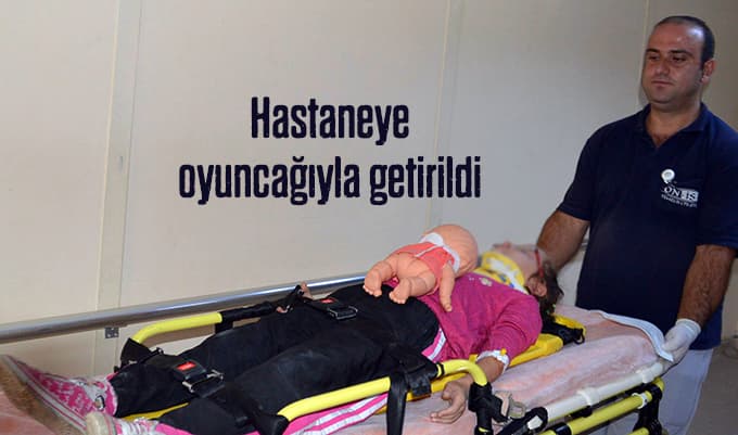 Yaralanan küçük kız hastaneye oyuncağıyla getirildi