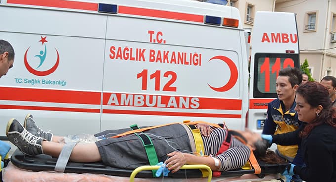 Yaralanan küçük kız hastaneye oyuncağıyla getirildi