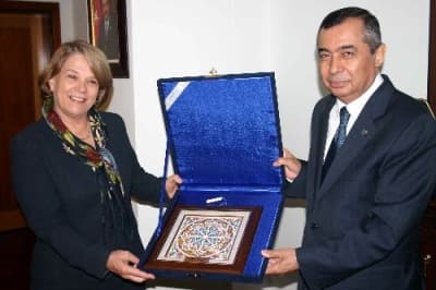 <p><font face="arial,helvetica,sans-serif" size="2">Wiener, <font color="#333399">&quot;Genel olarak ter&ouml;rizme aynı zamanda bir ter&ouml;rist &ouml;rg&uuml;t olarak PKK'nın ortadan kaldırılmasına y&ouml;nelik &ccedil;abalarda iki &uuml;lke yakın bir işbirliği </font></font><font face="arial,helvetica,sans-serif" size="2" color="#333399">i&ccedil;erisinde. Bu işbirliği şimdiye kadar &ccedil;ok başarılı oldu. Ben yeni y&ouml;netim d&ouml;neminde de ter&ouml;rizmle m&uuml;cadele konusundaki yakın işbirliğinin ve koordinasyonun </font><font face="arial,helvetica,sans-serif" size="2"><font color="#333399">devam ettirileceğini s&ouml;yleyebilirim.&quot;</font> diye ekledi</font></p>
