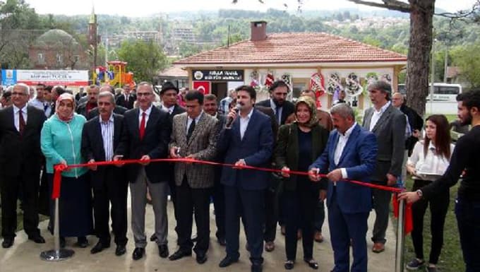 Babasının adına kültür merkezi yaptırdı