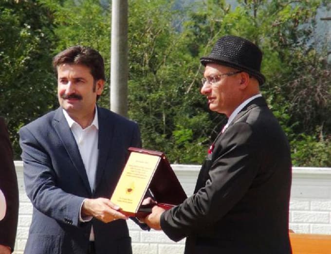 Babasının adına kültür merkezi yaptırdı