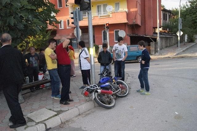 Otomobil, motosikletle çarpıştı: 3 yaralı!